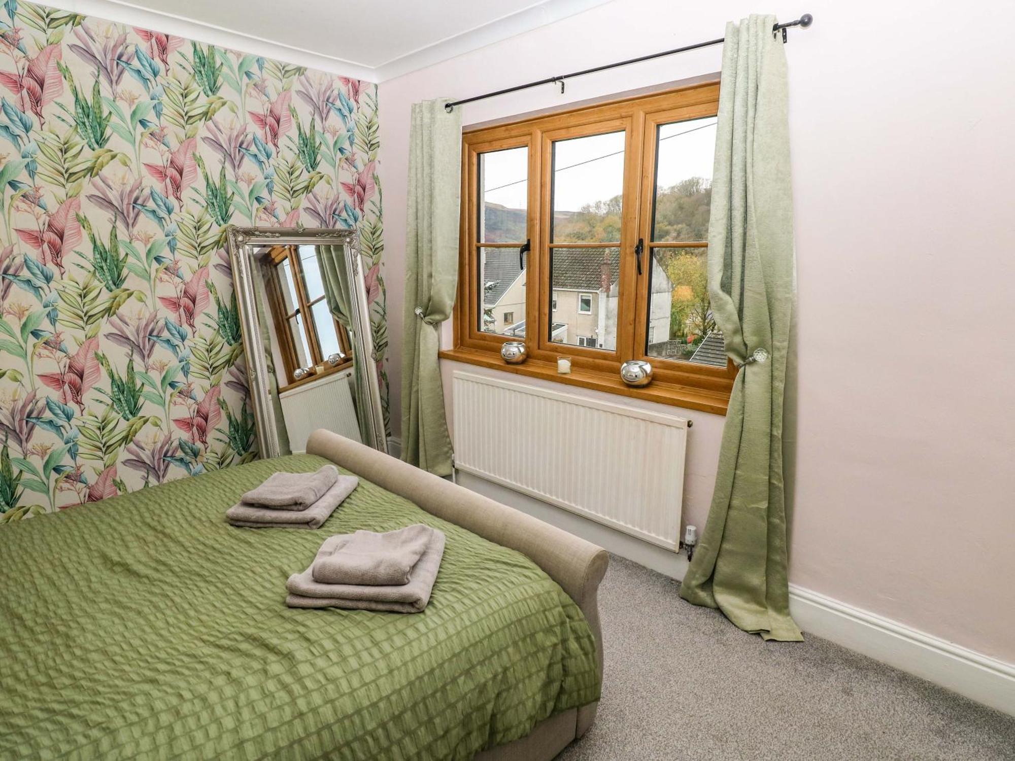 Holiday home 100 Cwmphil Road Swansea