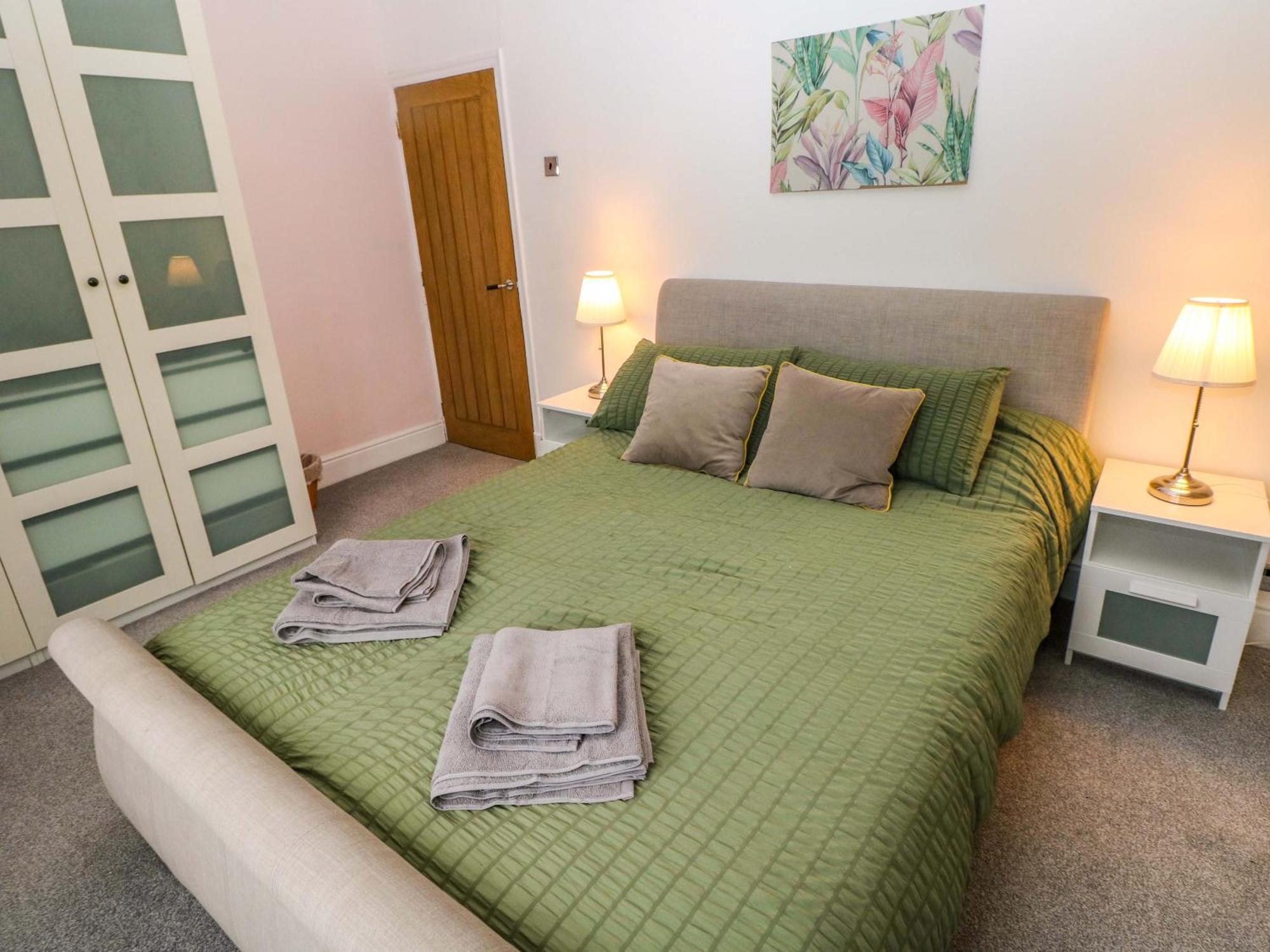 100 Cwmphil Road Holiday home *